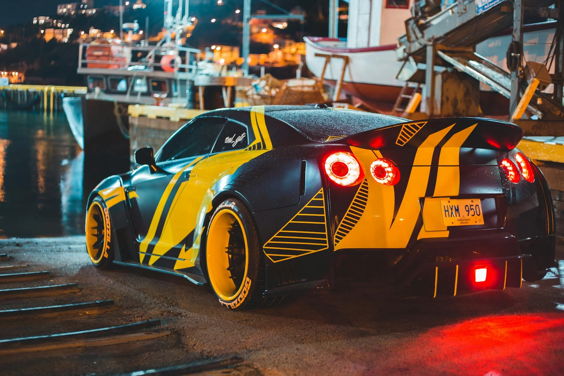 Need for Speed Heat night racing neon city tuning car