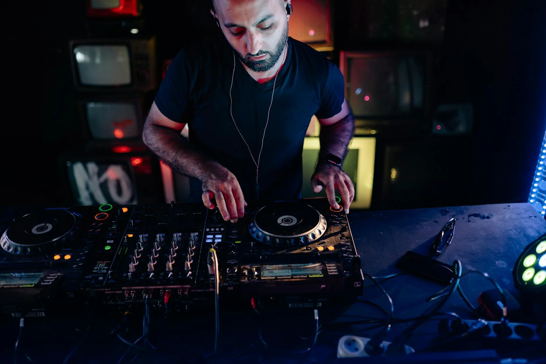 От DJ-будки до финишной черты: как EA выбирала треки для NFS и кто принимал финальные решения о плейлисте