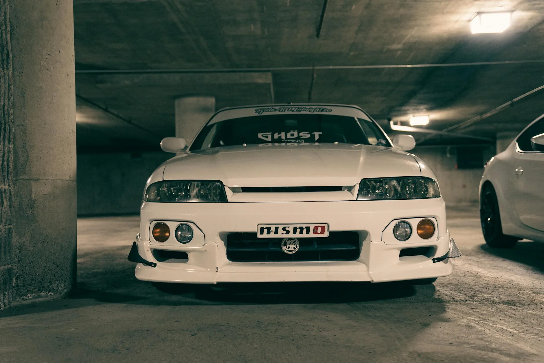 Need for Speed Heat night street racing tuned classic car vs supercar