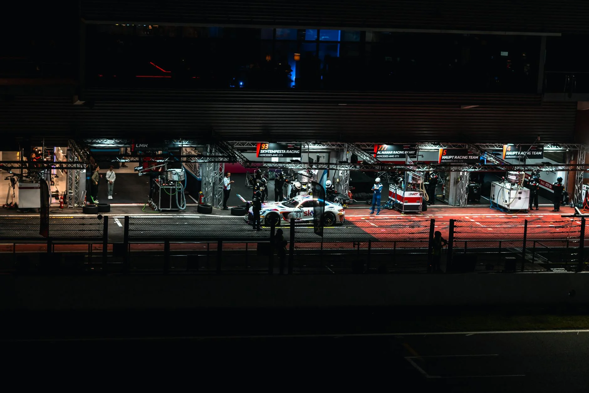 Need for Speed Shift 2 Unleashed track racing grid night